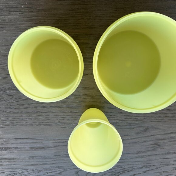 VINTAGE SHEER YELLOW TUPPERWARE -SHAKER & 2 STACKING BOWLS WITH LIDS - Picture 3 of 5